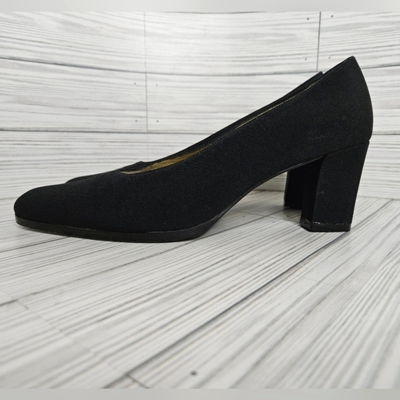 Yves Saint Laurent Vintage Peau de Sole Almond Toe Pumps in Matte Black Size 8 - Picture 4 of 9